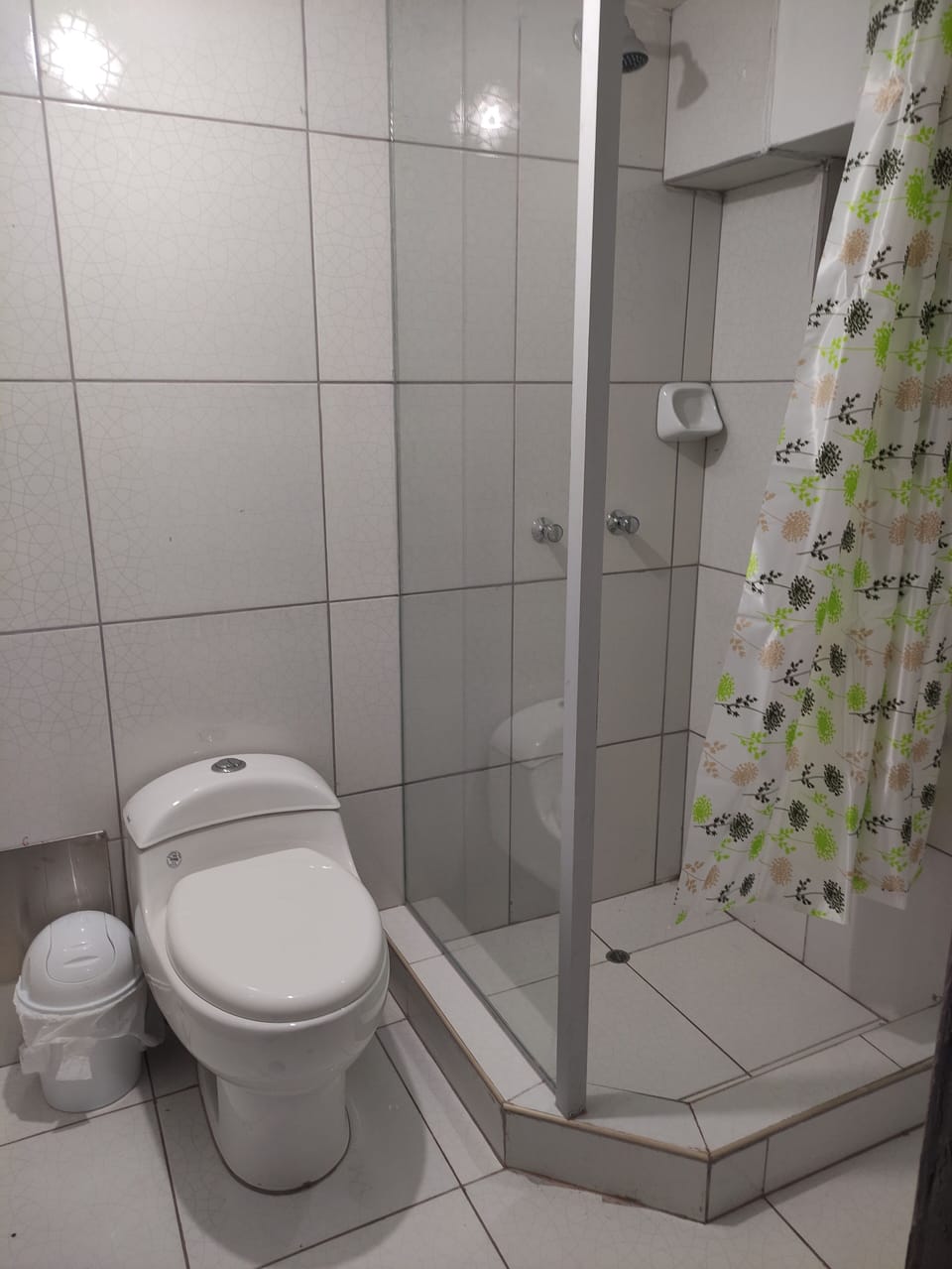 Classic Room, 1 Queen Bed | Bathroom | Shower, rainfall showerhead, towels