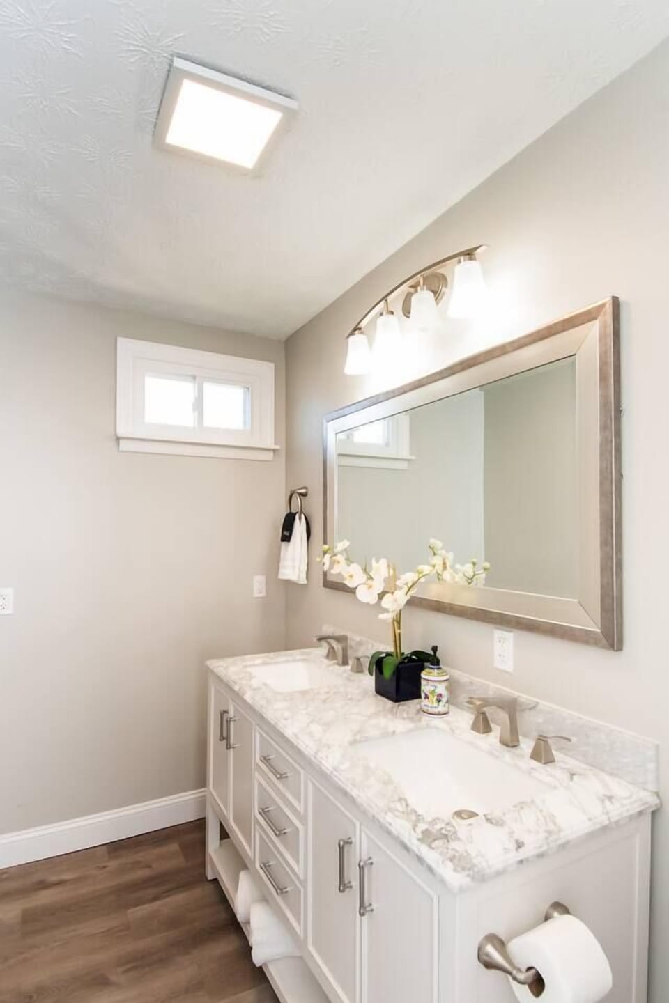 Full bathroom 1 - attached to primary bedroom on 1st level