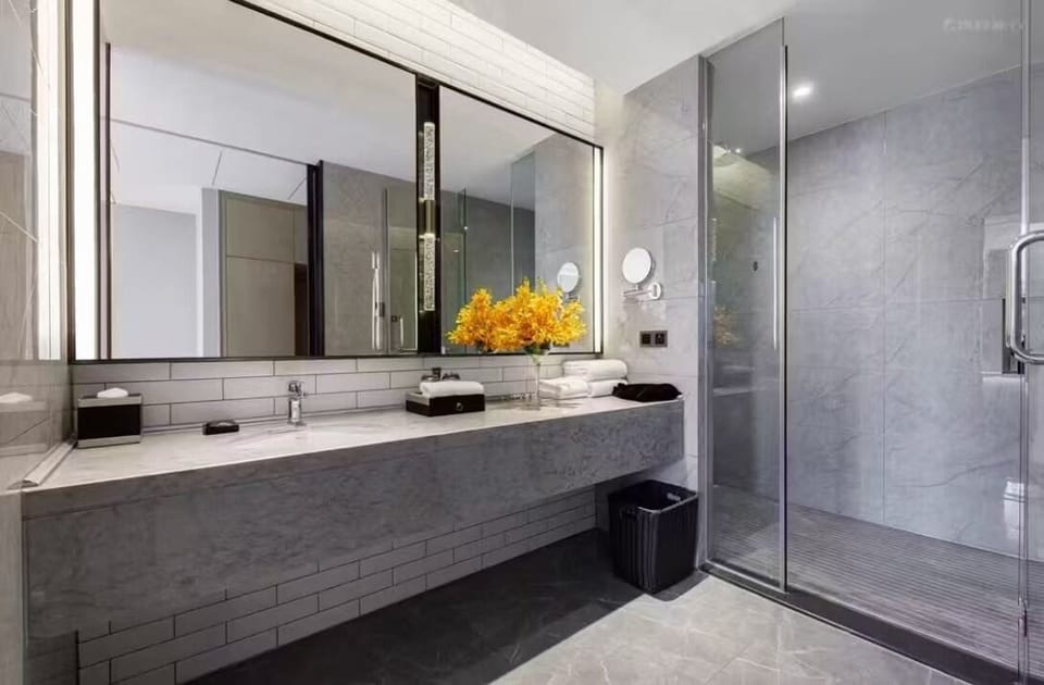 Superior Room | Bathroom | Shower, towels