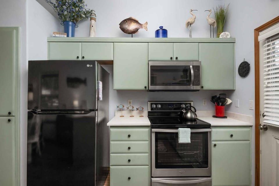 Cook delicious meals for breakfast, lunch, and dinner in this fully equipped kitchen. We suggest grabbing some seafood from a local market.