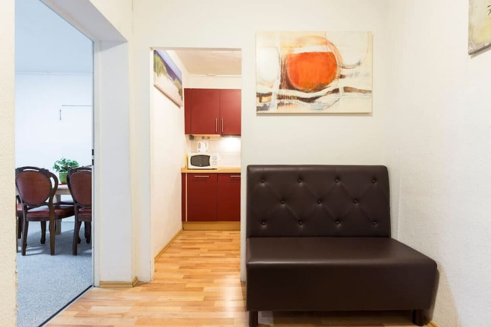 Blick in die Küche und in das Esszimmer