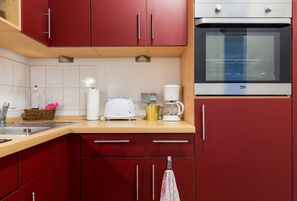 Küche mit Toaster und Kaffeemaschine