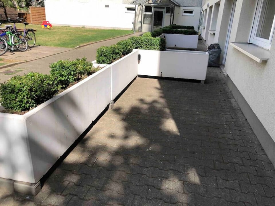 Terrasse mit direktem Sonnenlicht