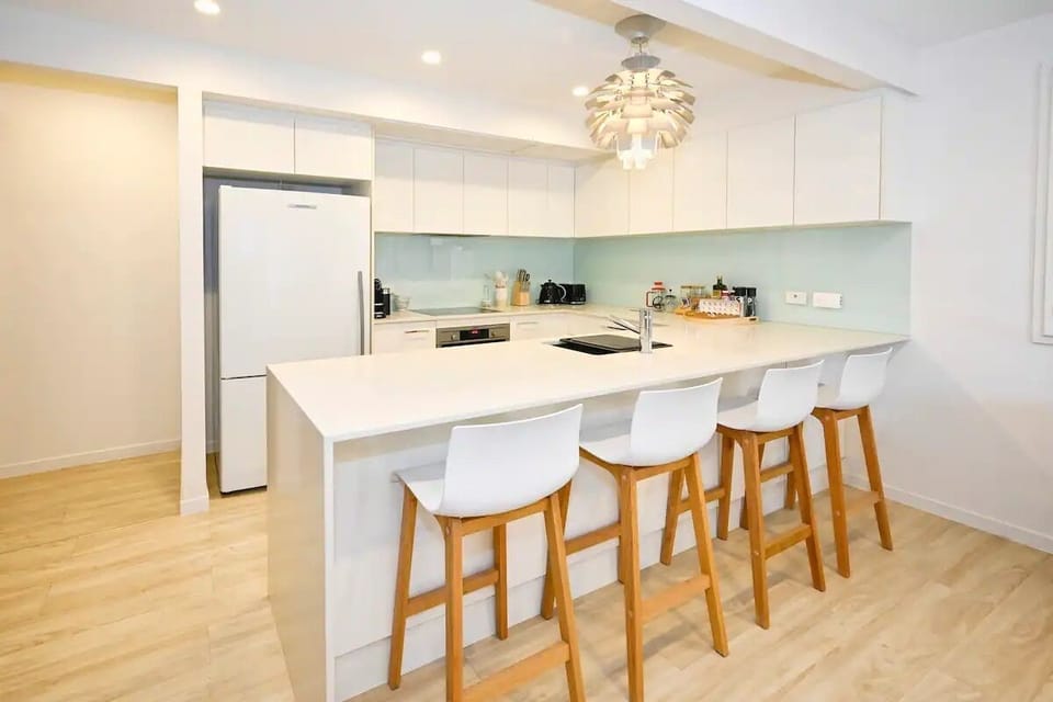 Breakfast Bar and Modern Kitchen