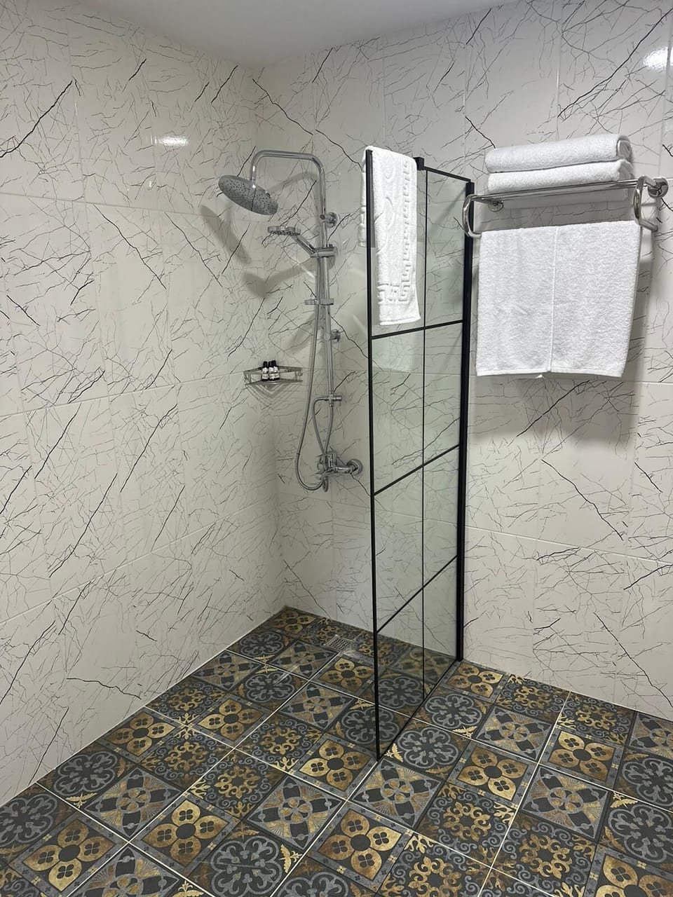 Economy Room | Bathroom | Shower, rainfall showerhead, hair dryer, slippers