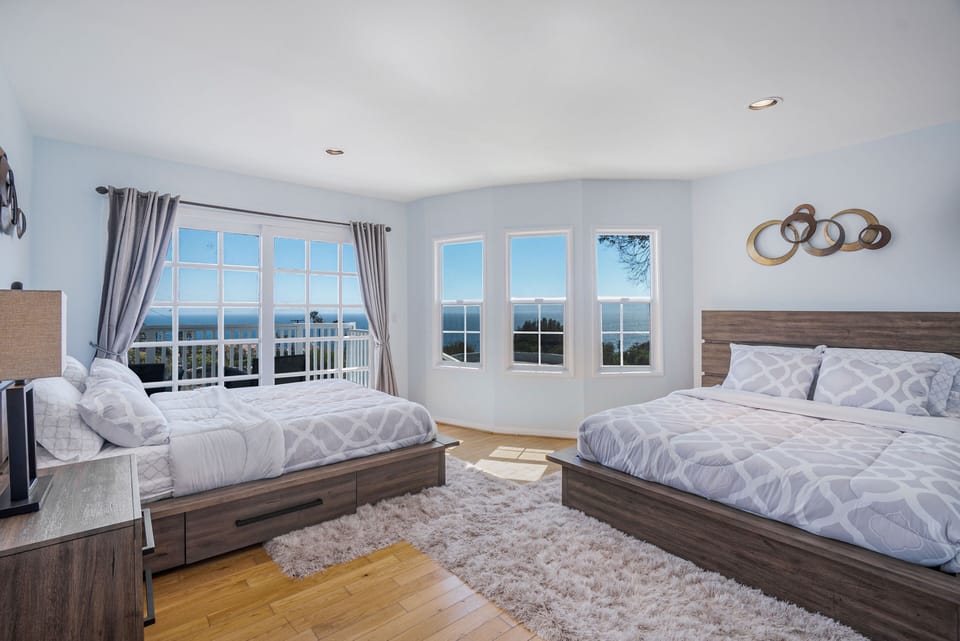 2 Queen sized beds 