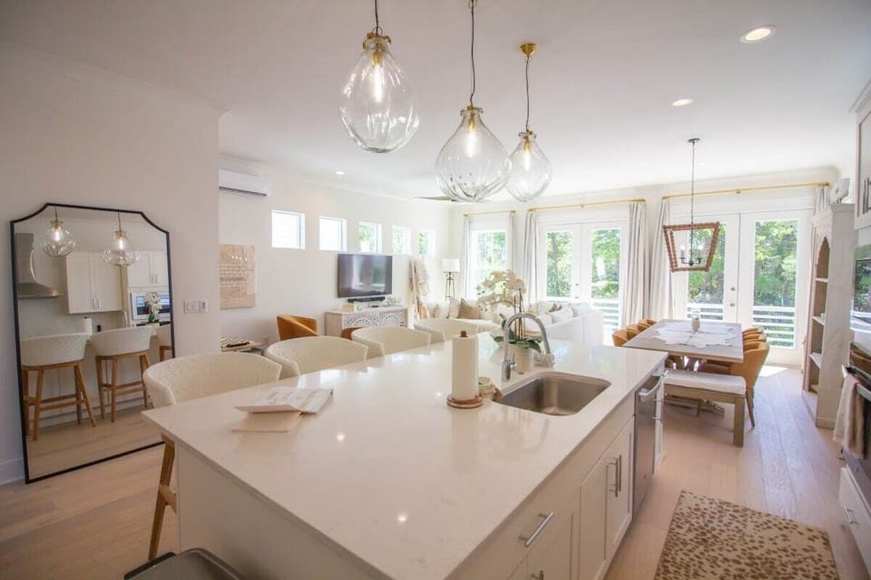 Bright Inlet Beach Home, Sleeps 12, Walk to Beach