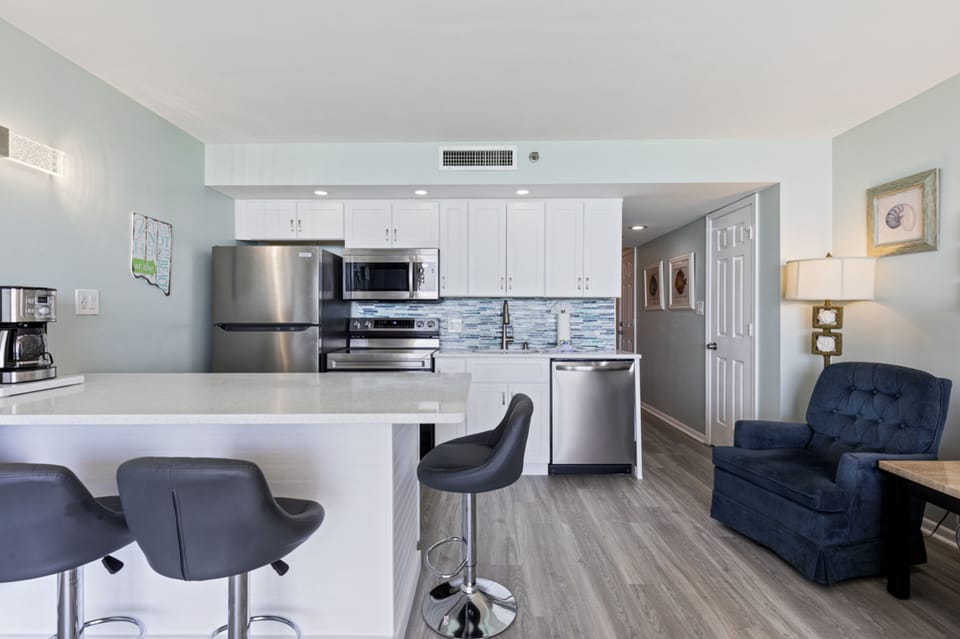 Signature Condo, 1 Bedroom, Balcony, Ocean View | Private kitchen | Fridge, microwave, oven, stovetop