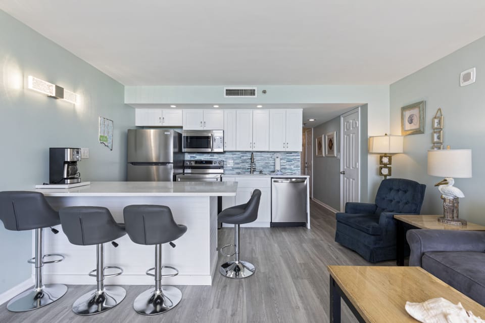 Signature Condo, 1 Bedroom, Balcony, Ocean View | In-room dining