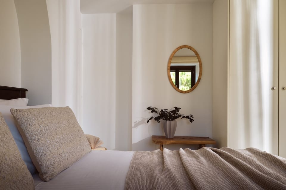 First floor double bedroom, with KingSize Bed (1.80x2.00).