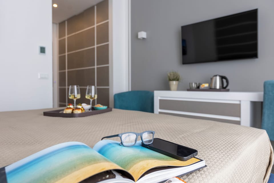 Room, Hot Tub | In-room safe, individually decorated, laptop workspace, soundproofing