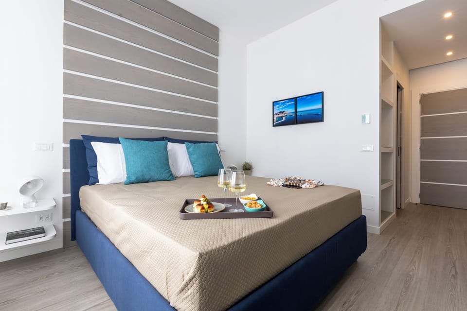 Room, Hot Tub | In-room safe, individually decorated, laptop workspace, soundproofing