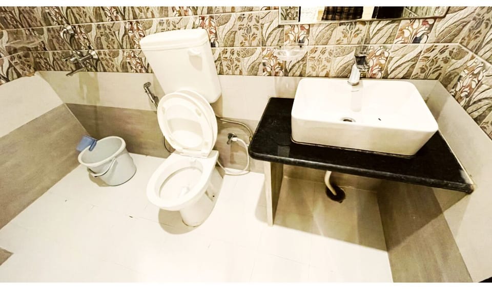 Basic Triple Room | Bathroom | Free toiletries, slippers
