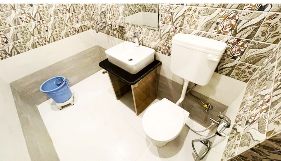 Luxury Quadruple Room | Bathroom | Free toiletries, slippers