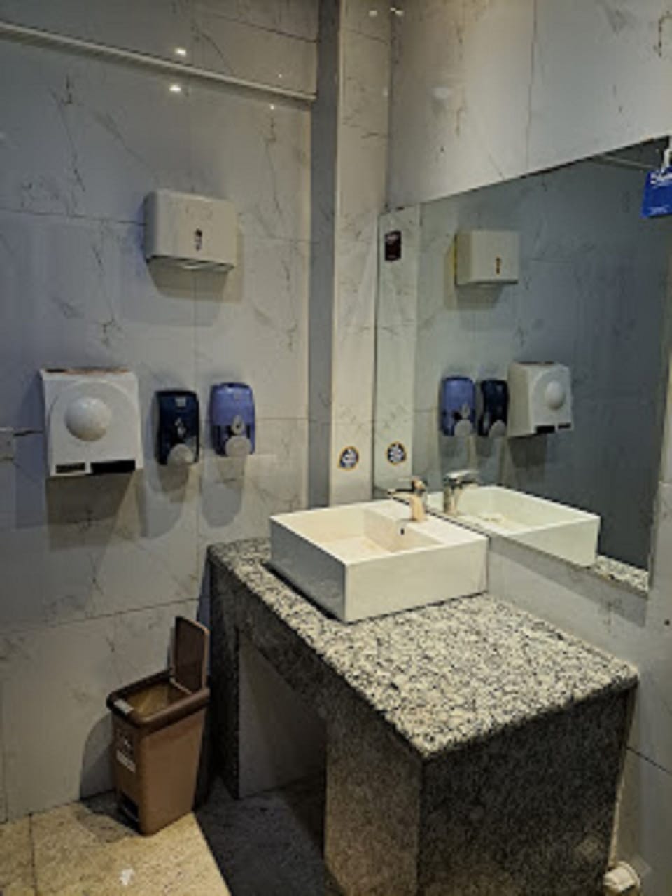 Presidential Room | Bathroom | Rainfall showerhead, towels