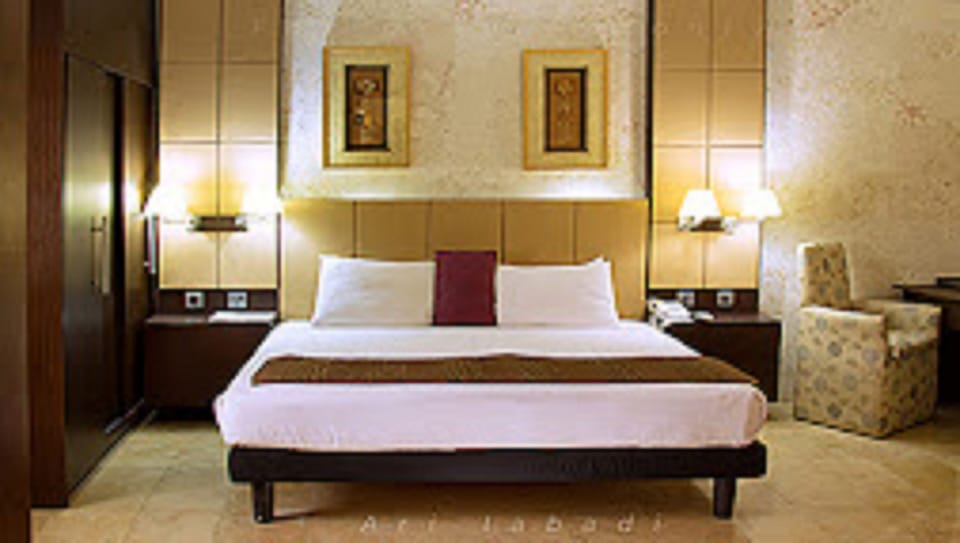 Premium bedding, down comforters, desk, laptop workspace