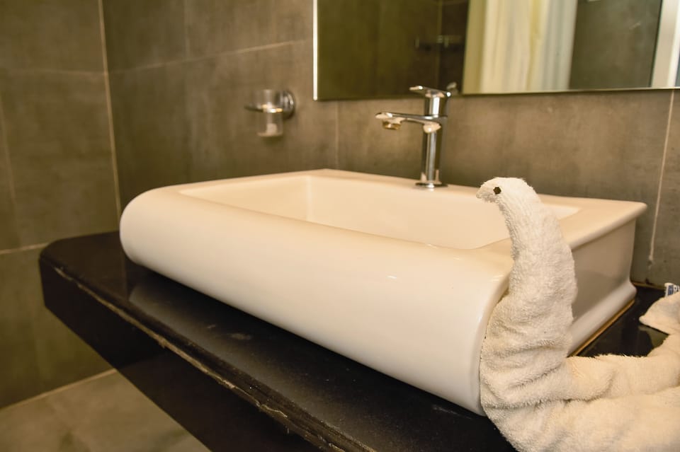 Premium Room, 1 Queen Bed, Balcony | Bathroom | Shower, towels, soap, shampoo