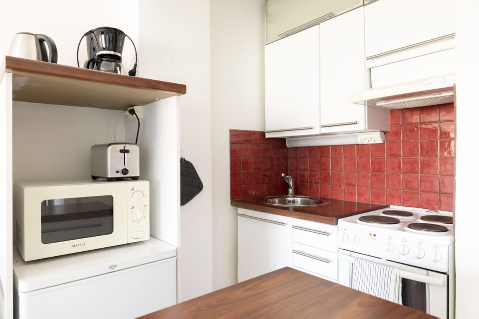 Comfort Apartment | Private kitchen | Fridge, microwave, oven, stovetop