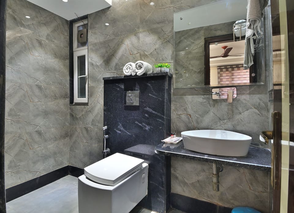 Shower, rainfall showerhead, free toiletries, towels