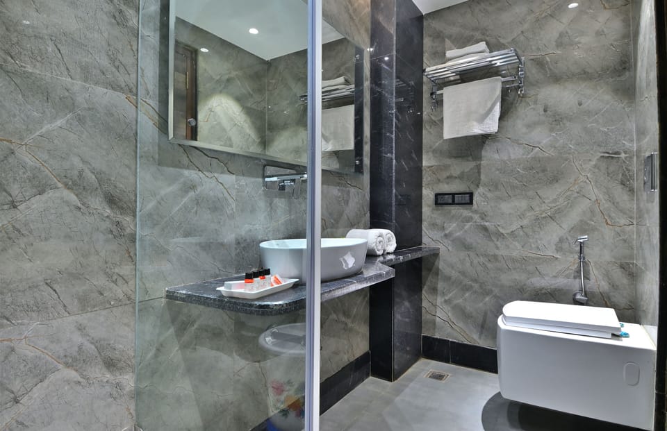 Shower, rainfall showerhead, free toiletries, towels