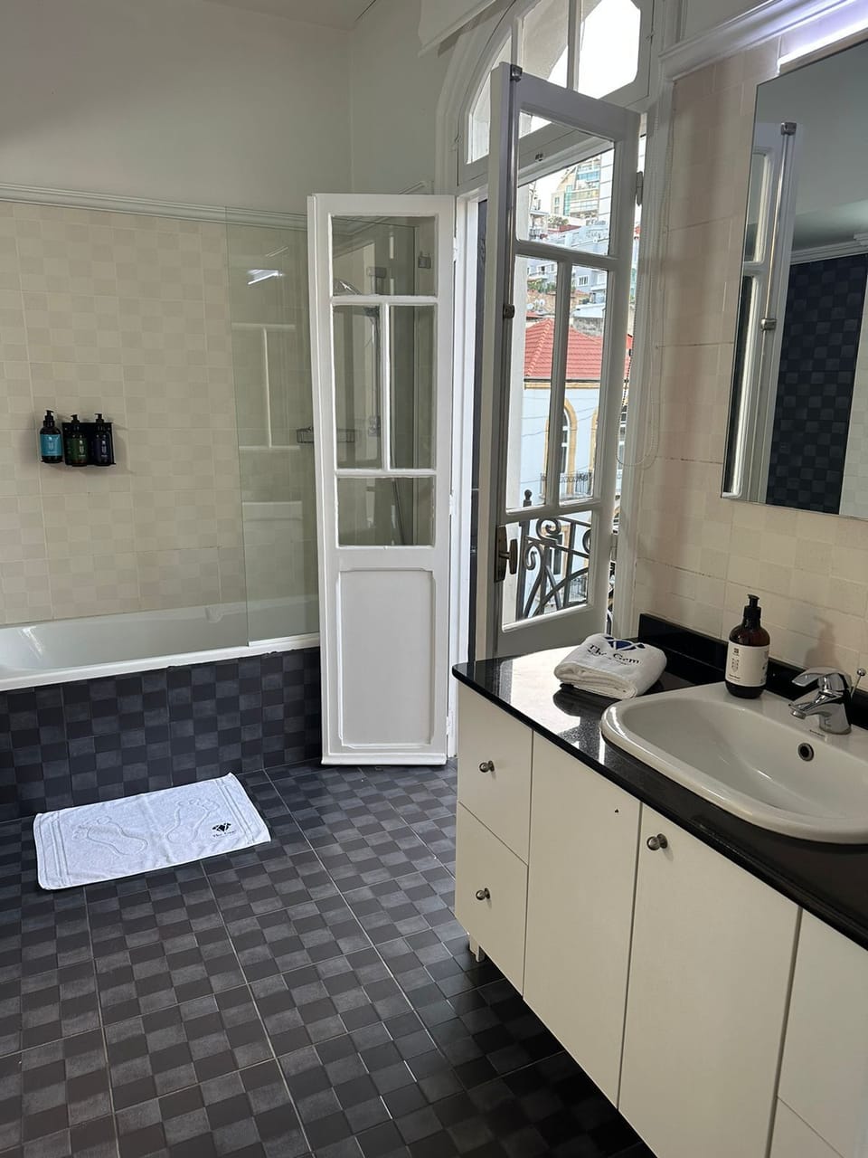 Deluxe Double or Twin Room | Bathroom | Hair dryer, slippers