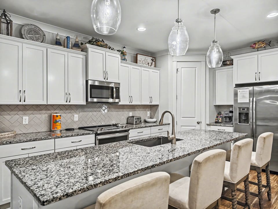 Fully equipped gourmet kitchen – ideal for preparing meals during your Hilton Head family vacation!