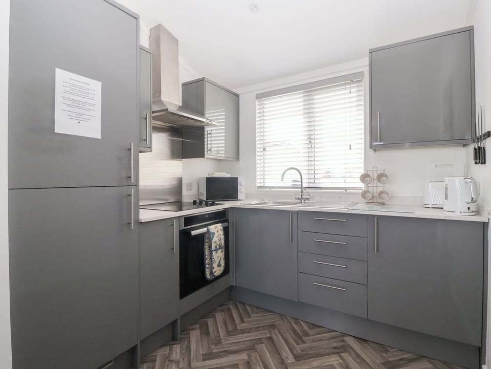 Cottage | Private kitchen | Fridge, electric kettle, toaster, cookware/dishes/utensils