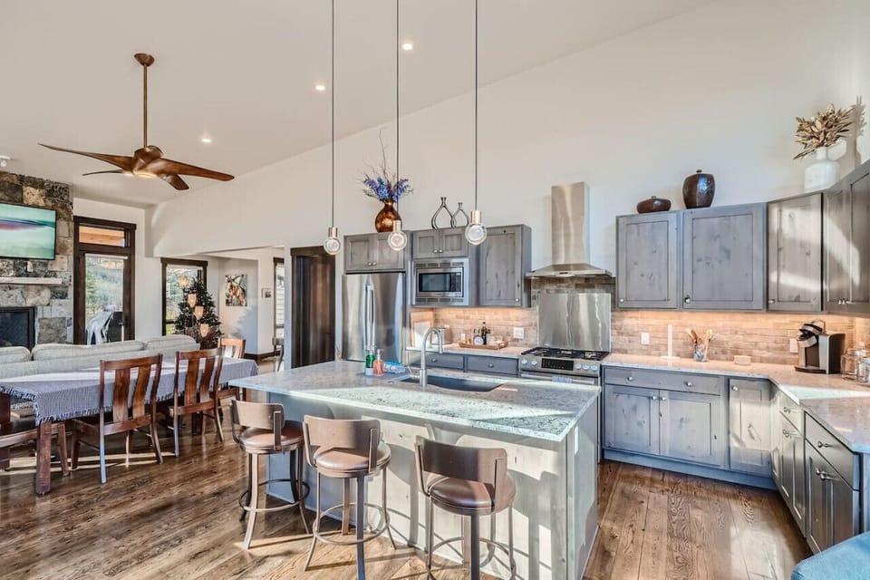 Luxury full-size kitchen