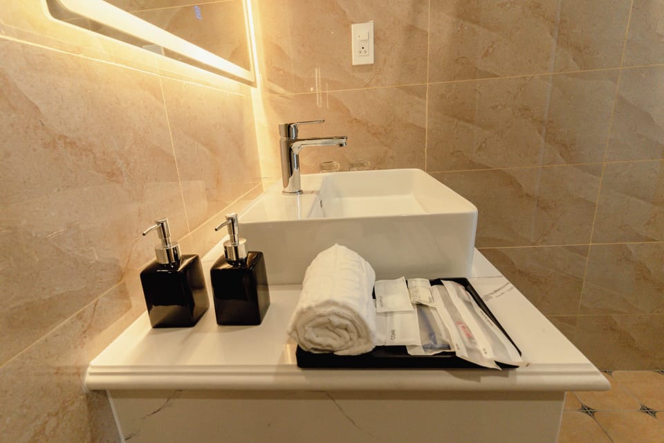 Shower, rainfall showerhead, free toiletries, hair dryer