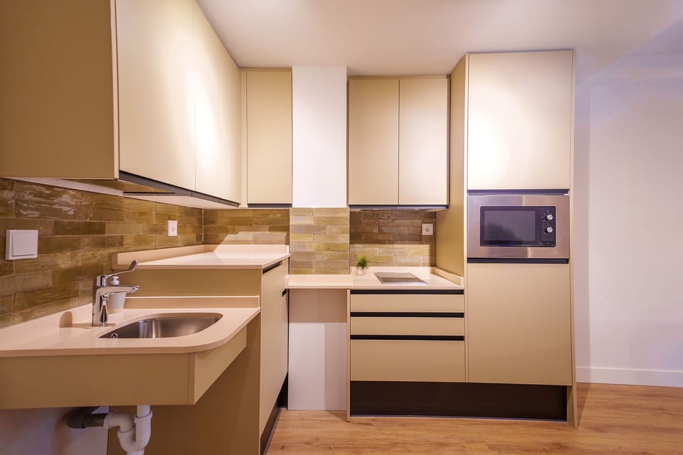 Comfort Studio (Queen) | Private kitchen | Toaster, griddle, cookware/dishes/utensils