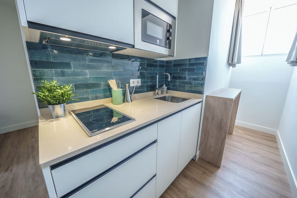 Basic Studio | Private kitchen | Toaster, griddle, cookware/dishes/utensils