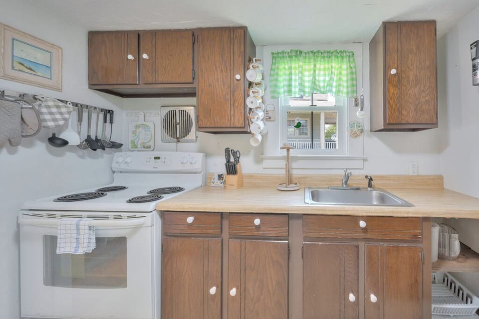 Country Kitchen has all you need to make mealtime a bay breeze.