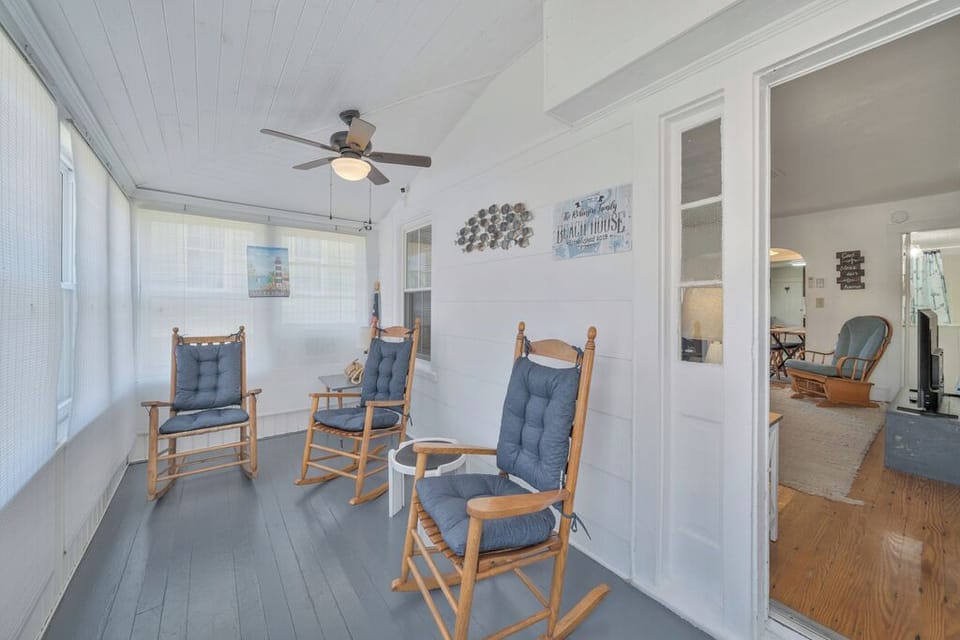 Great Location on Main Street - quiet, but close to everywhere you want to be.