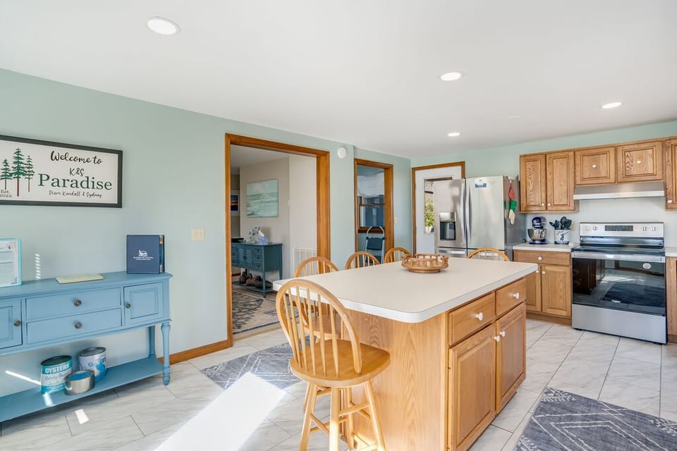 Beautiful Beachy Colors and tons of space.