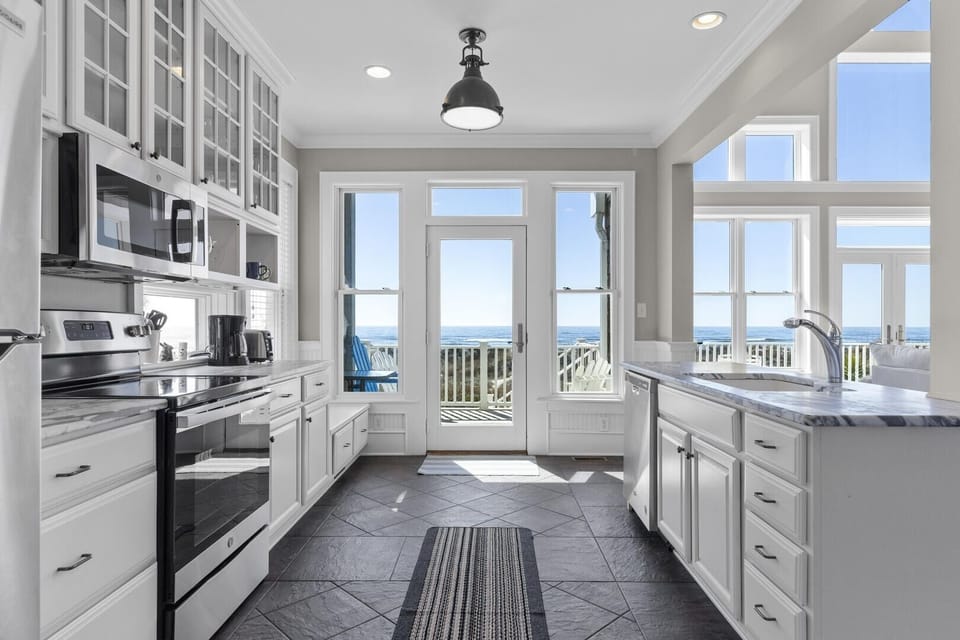 House, 4 Bedrooms | Private kitchen | Fridge, oven, coffee/tea maker, toaster