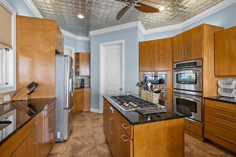 House, 5 Bedrooms | Private kitchen | Fridge, oven, coffee/tea maker, toaster