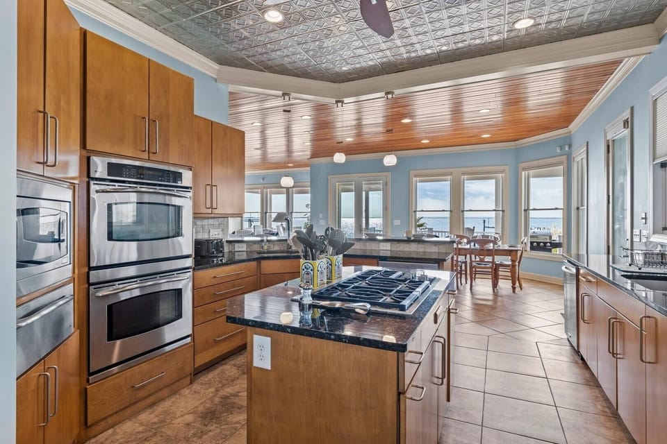 House, 5 Bedrooms | Private kitchen | Fridge, oven, coffee/tea maker, toaster
