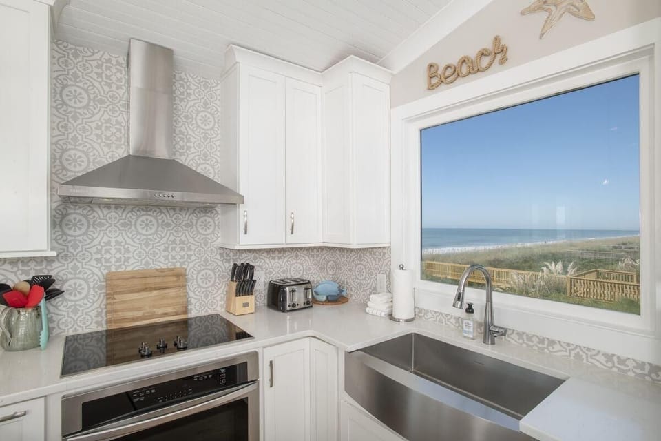 House, 4 Bedrooms | Private kitchen | Fridge, oven, coffee/tea maker, toaster