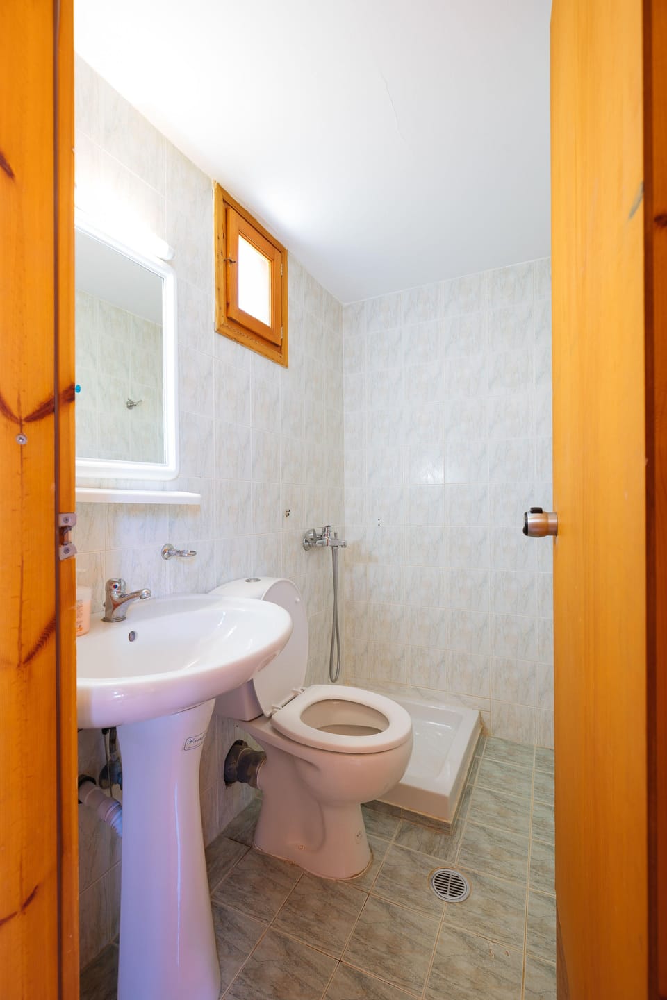 Classic Room | Bathroom | Shower, hair dryer, towels