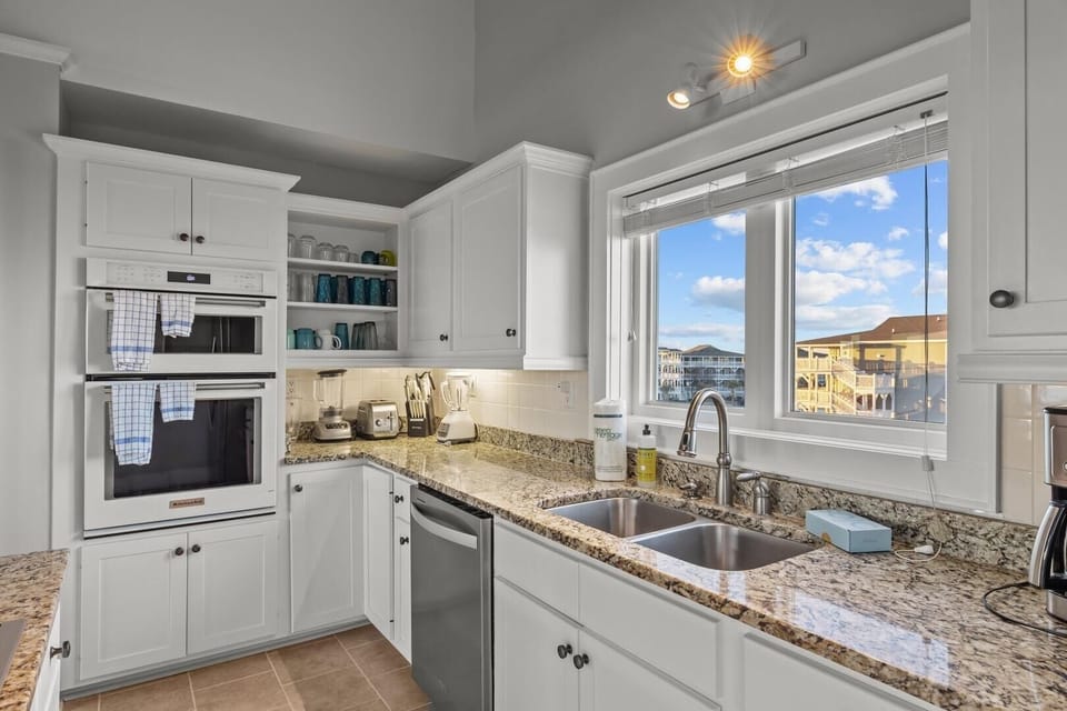 House, 5 Bedrooms | Private kitchen | Fridge, oven, coffee/tea maker, toaster
