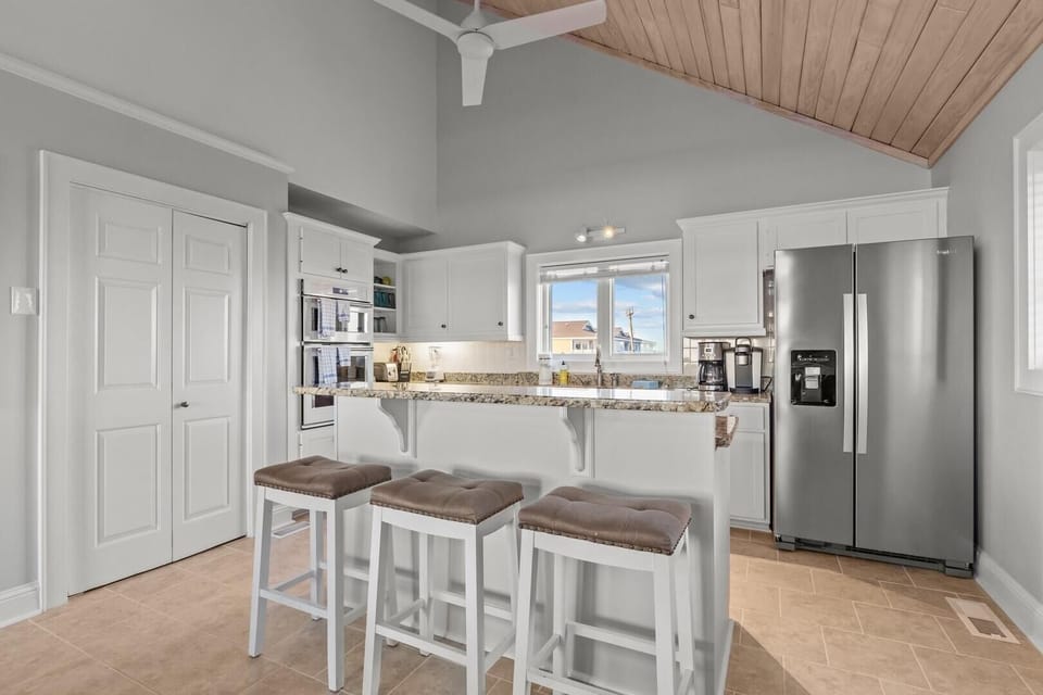 House, 5 Bedrooms | Private kitchen | Fridge, oven, coffee/tea maker, toaster