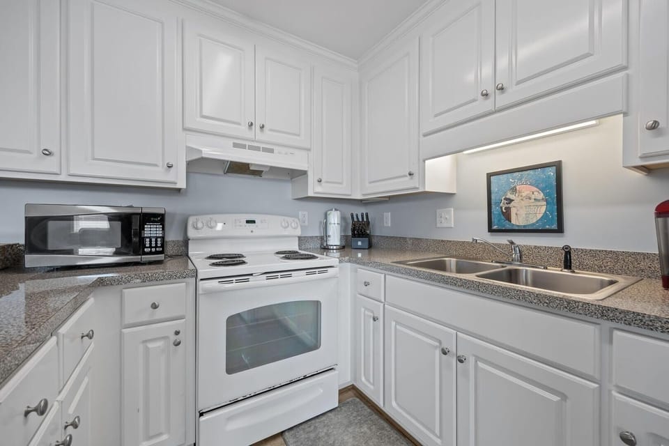 Condo, 3 Bedrooms | Private kitchen | Fridge, oven, coffee/tea maker, toaster