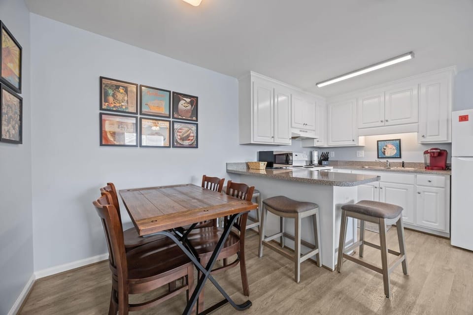 Condo, 3 Bedrooms | Private kitchen | Fridge, oven, coffee/tea maker, toaster