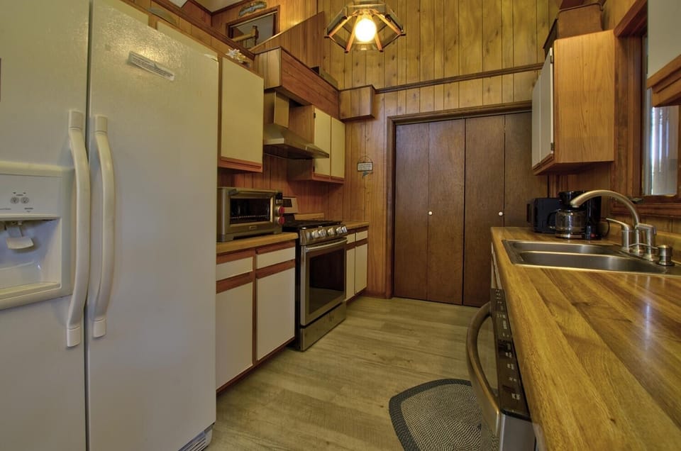 House, 3 Bedrooms | Private kitchen | Fridge, oven, coffee/tea maker, toaster