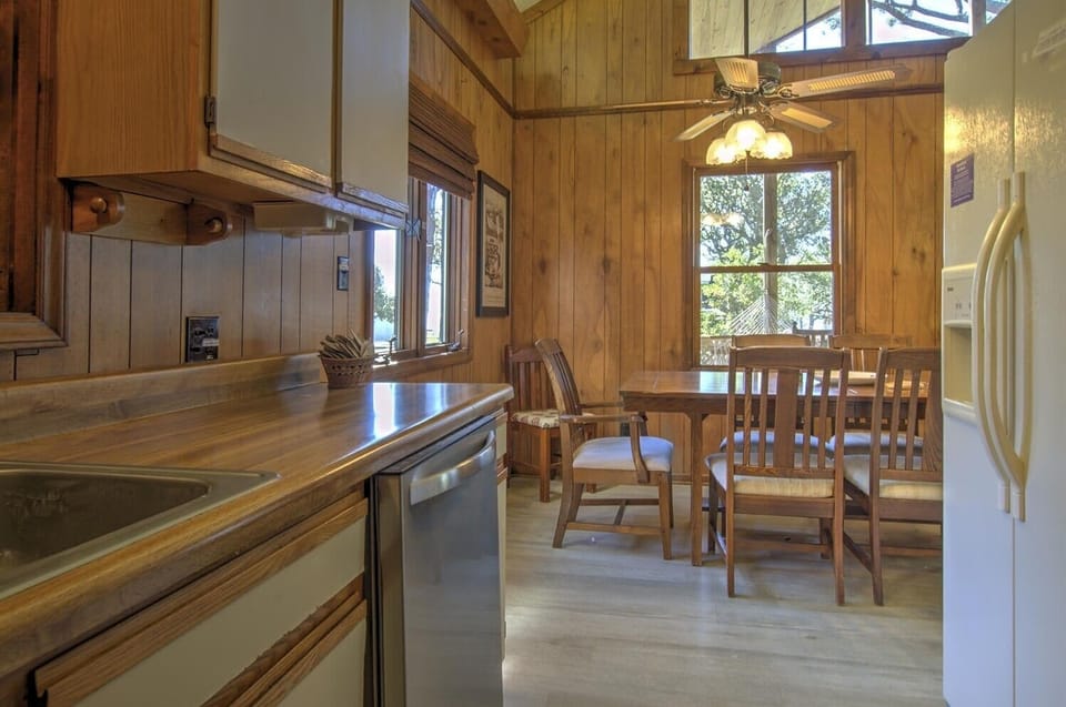 House, 3 Bedrooms | Private kitchen | Fridge, oven, coffee/tea maker, toaster