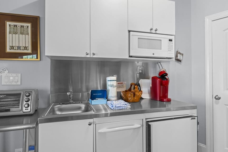 Studio, 1 Bedroom | Private kitchen | Fridge, coffee/tea maker, toaster
