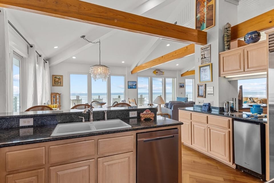 House, 5 Bedrooms | Private kitchen | Fridge, oven, coffee/tea maker, toaster