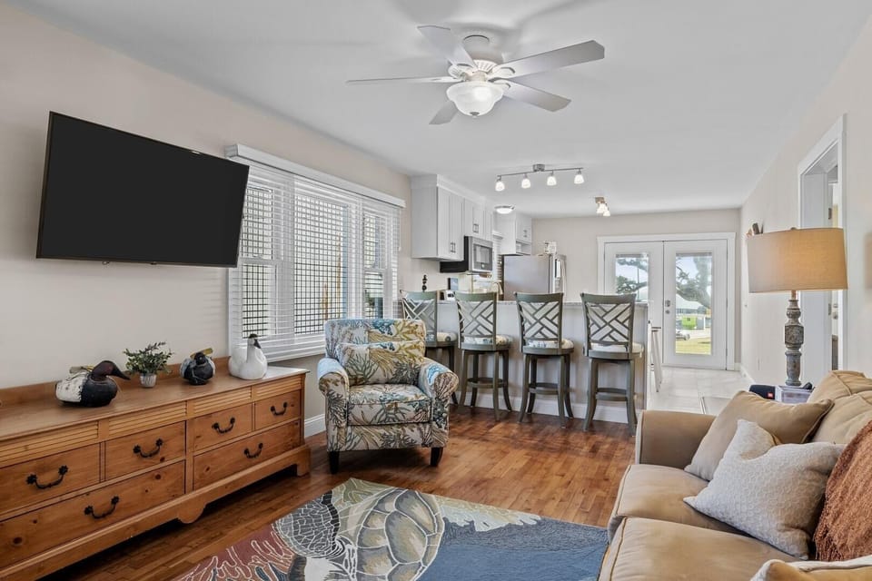 Condo, 2 Bedrooms | Living area