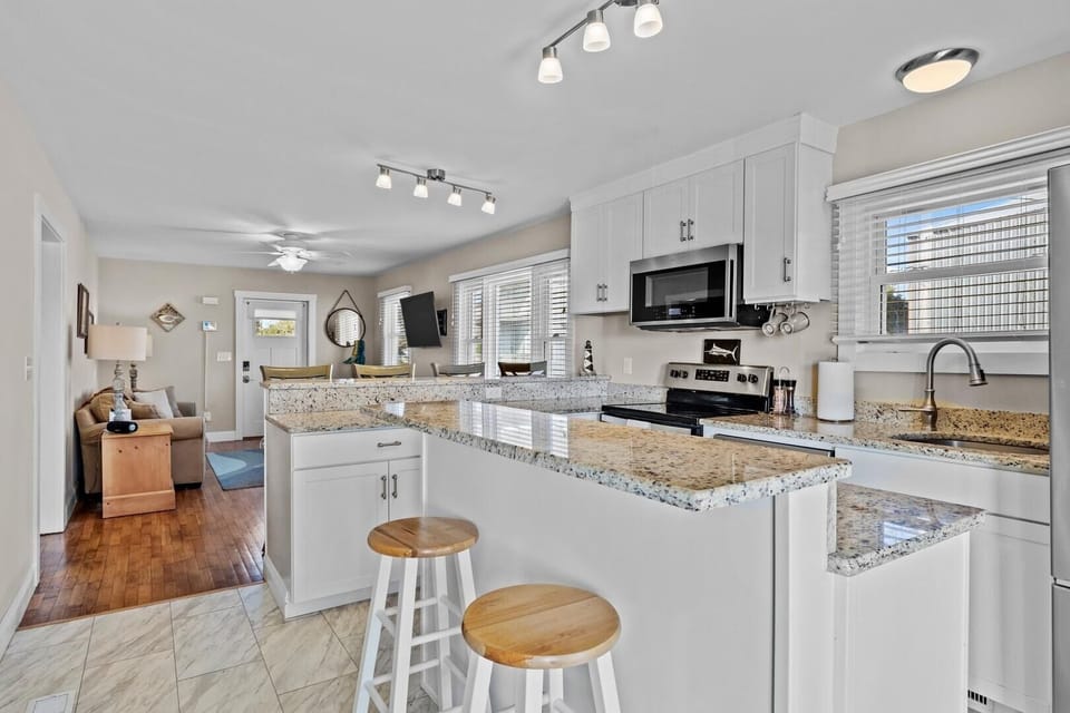 Condo, 2 Bedrooms | Private kitchen | Fridge, oven, coffee/tea maker