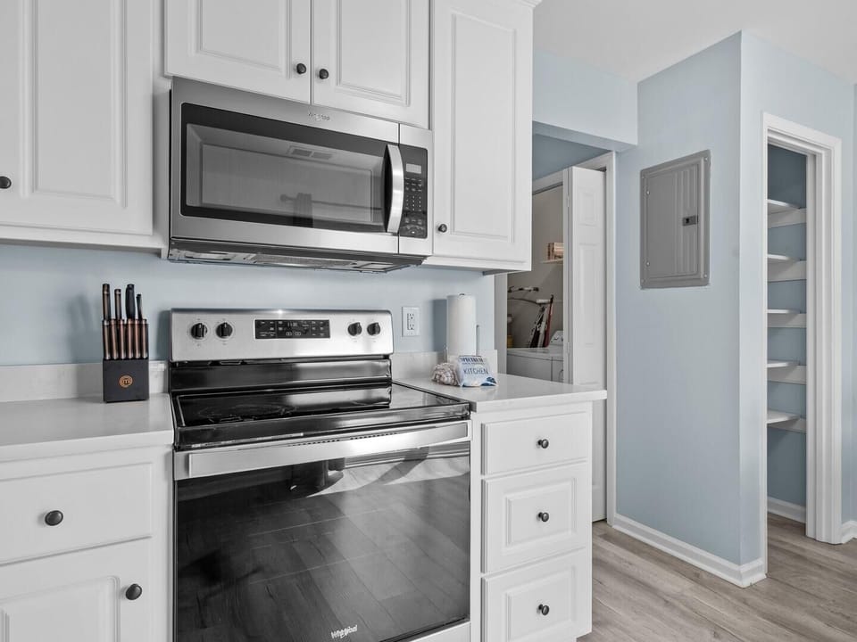 Condo, 2 Bedrooms | Private kitchen | Fridge, oven, coffee/tea maker, toaster